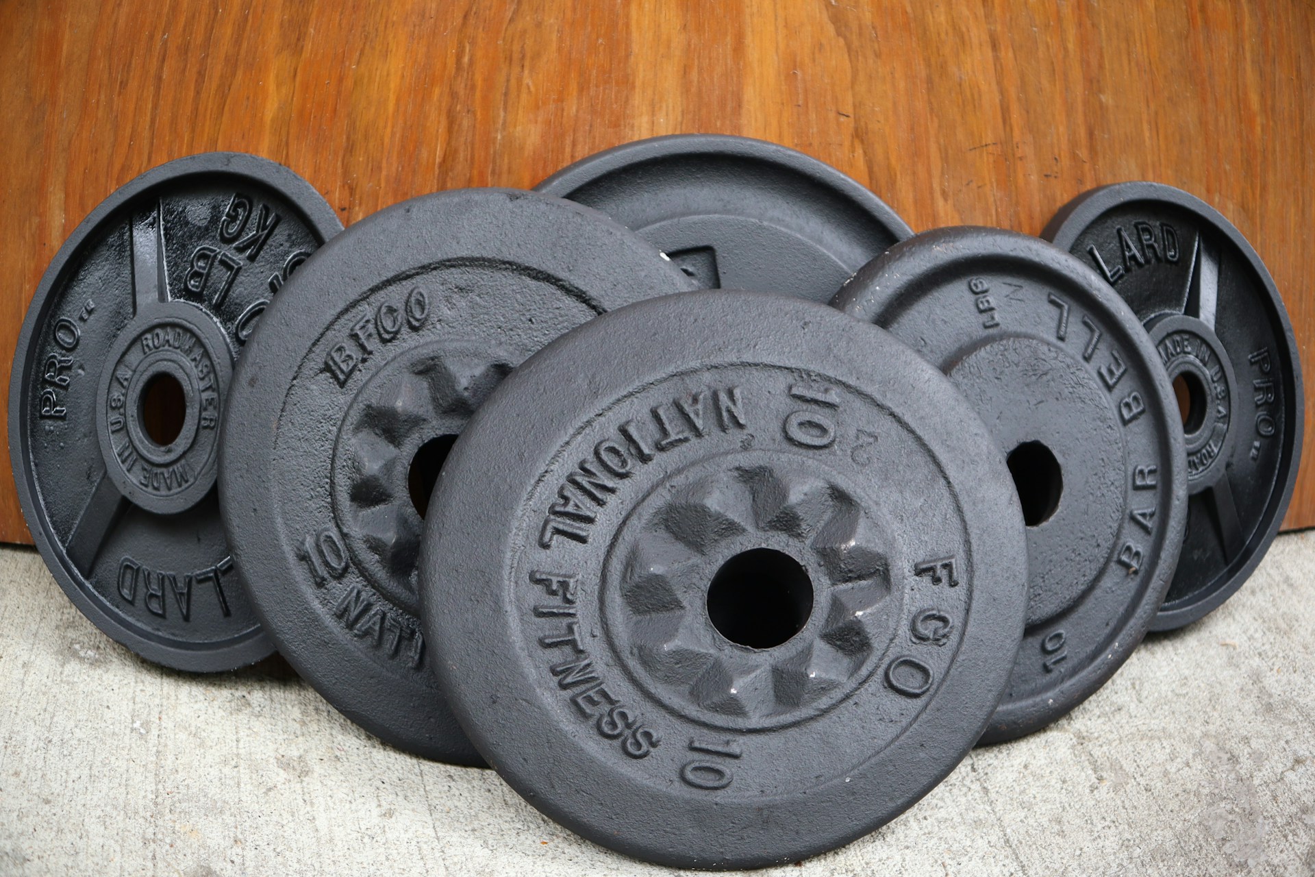 Diferentes discos en casa para elegir el peso adecuado de entrenamiento