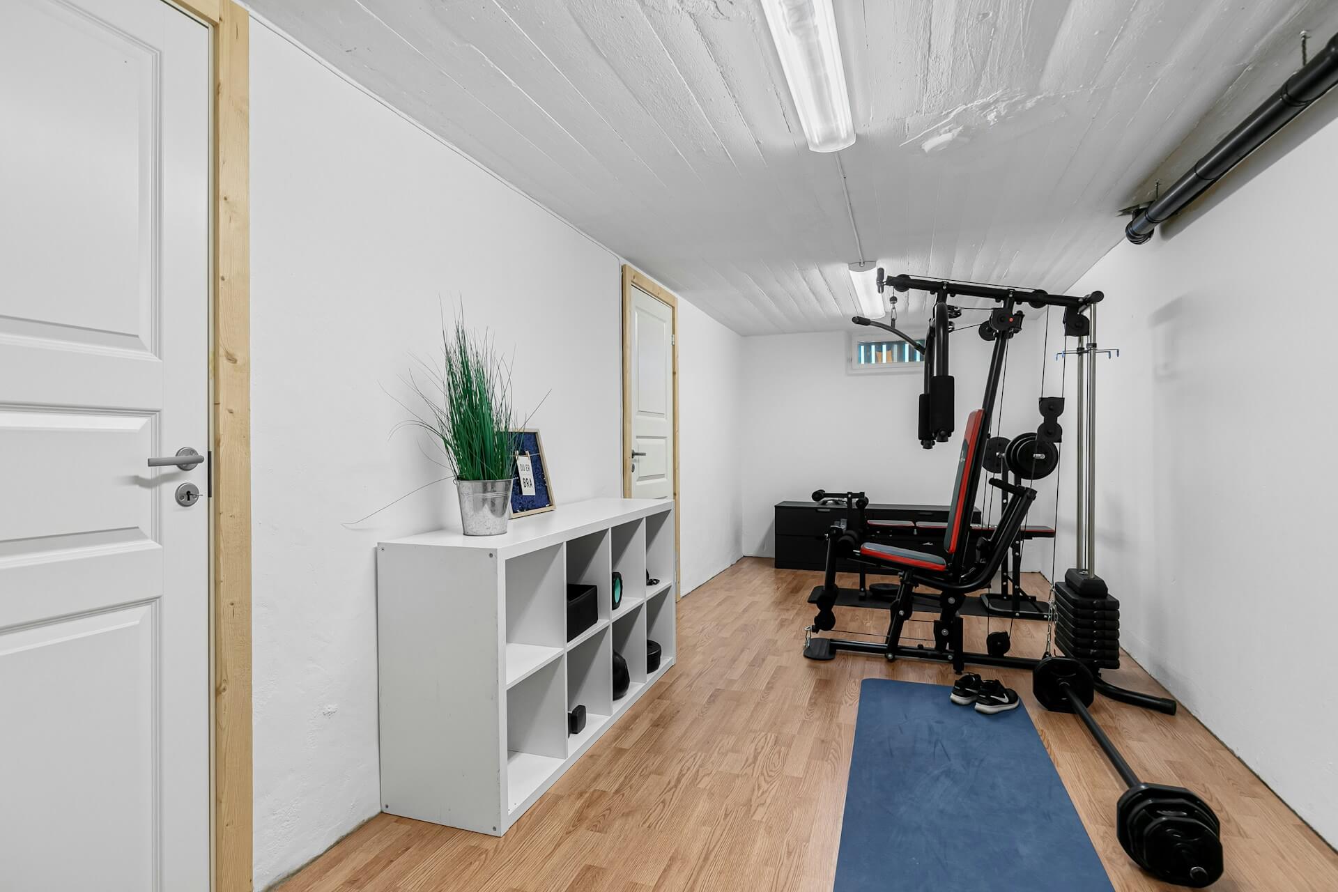 Material básico para montar un gimnasio en casa: mancuernas ajustables, banco y rack